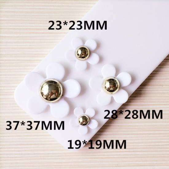 Lovely White Plastic Daisy Flower Set