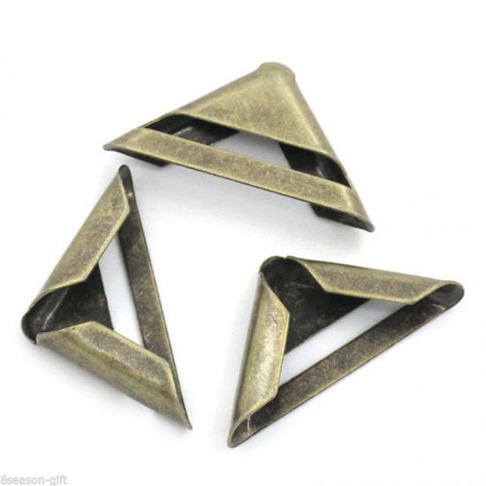 Triangular corner protector 