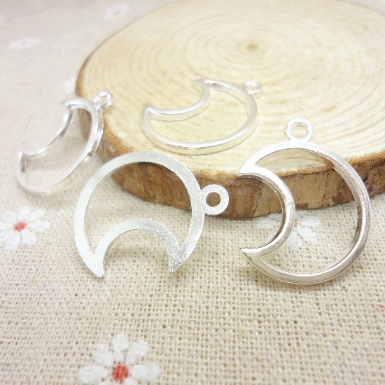 Vintage Charms Moon Pendant Vintage Charms Moon Pendant